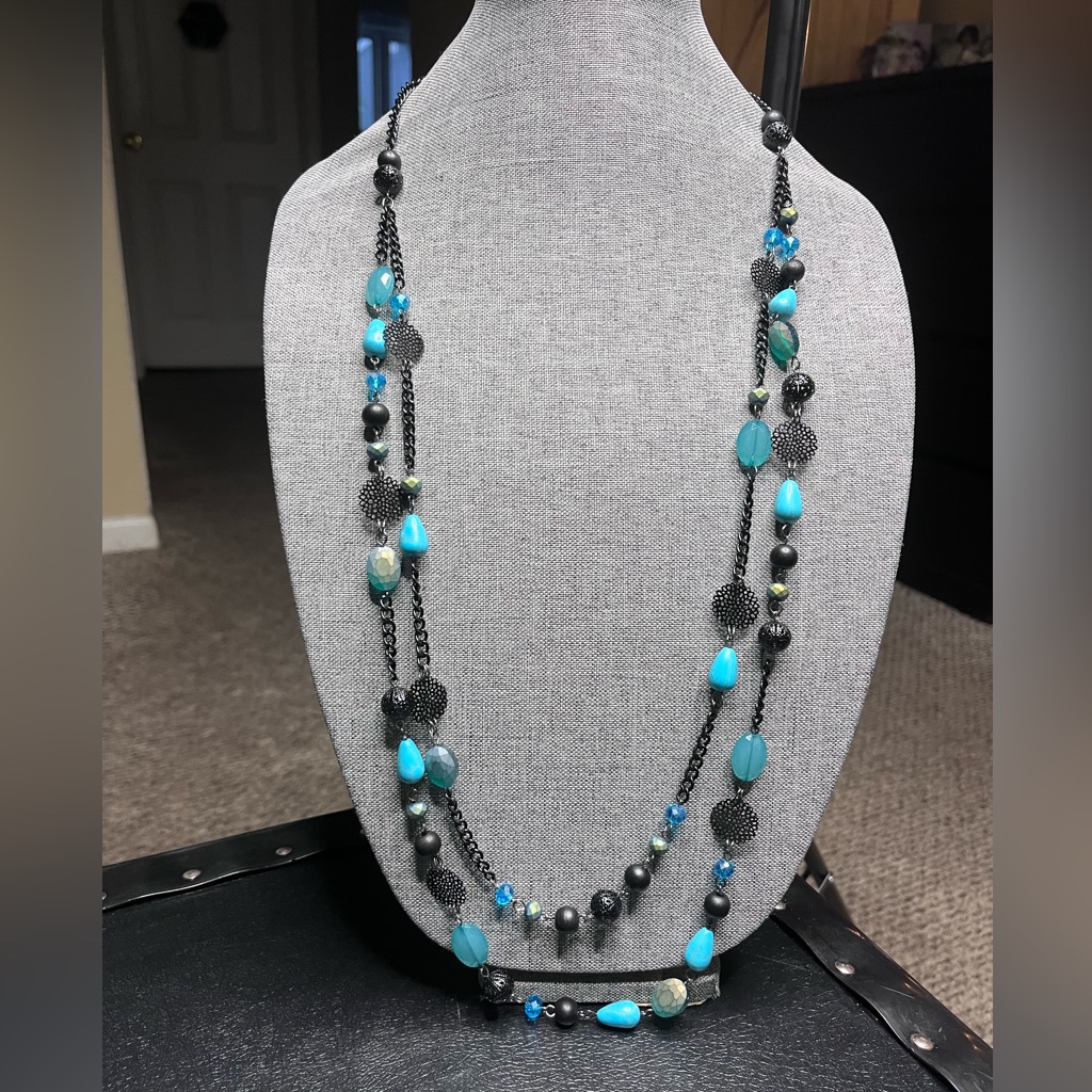 Nwt. Doble Strand Blue/Black Long Stone/ Metal & Acrylic Necklace.
